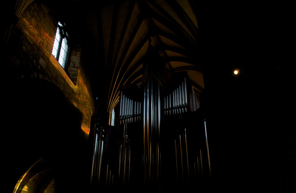 The organ was installed in the south transept in 1992, and incorporates 4000 pipes